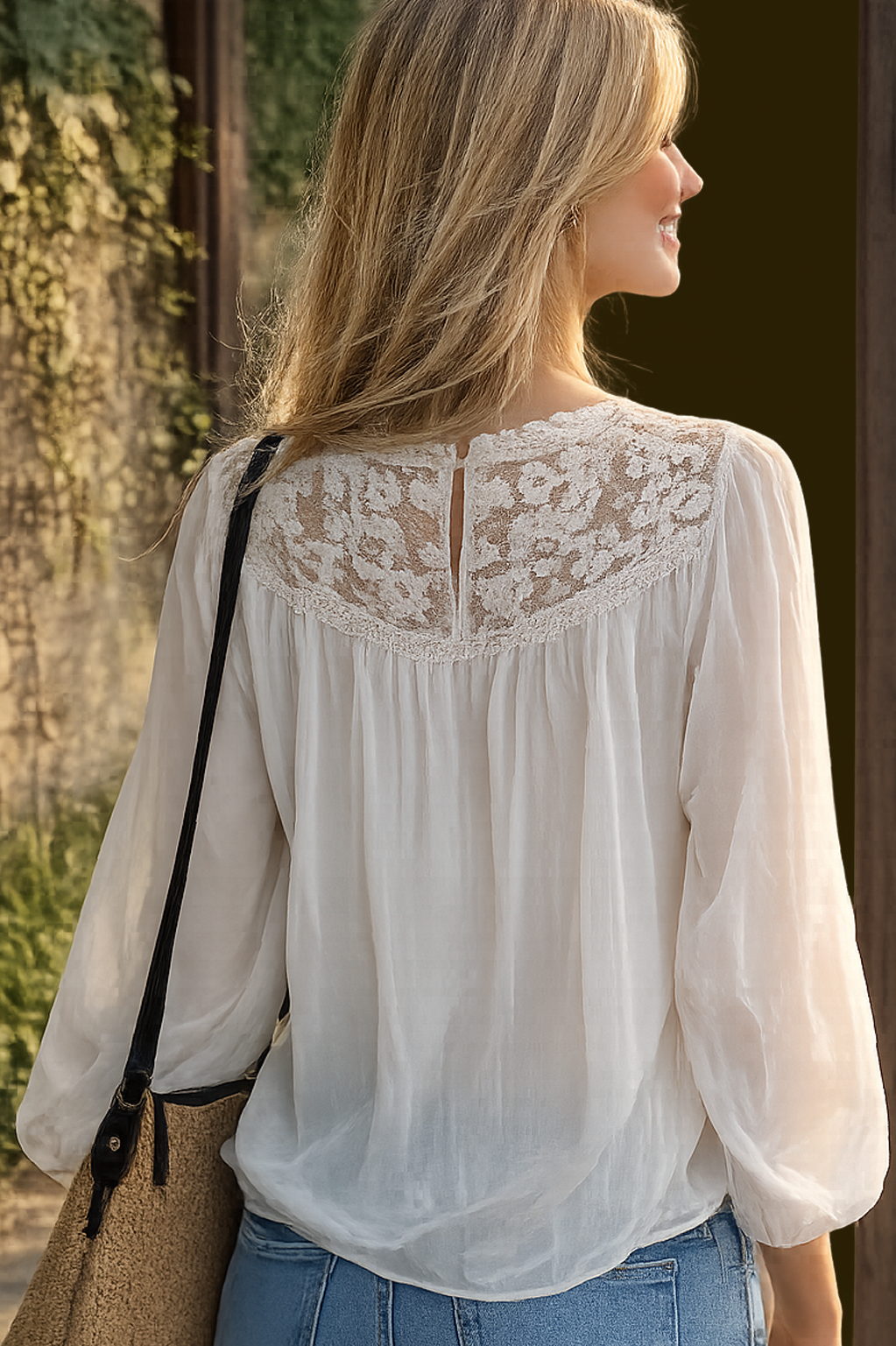 Romantisk spetsblus med transparenta detaljer