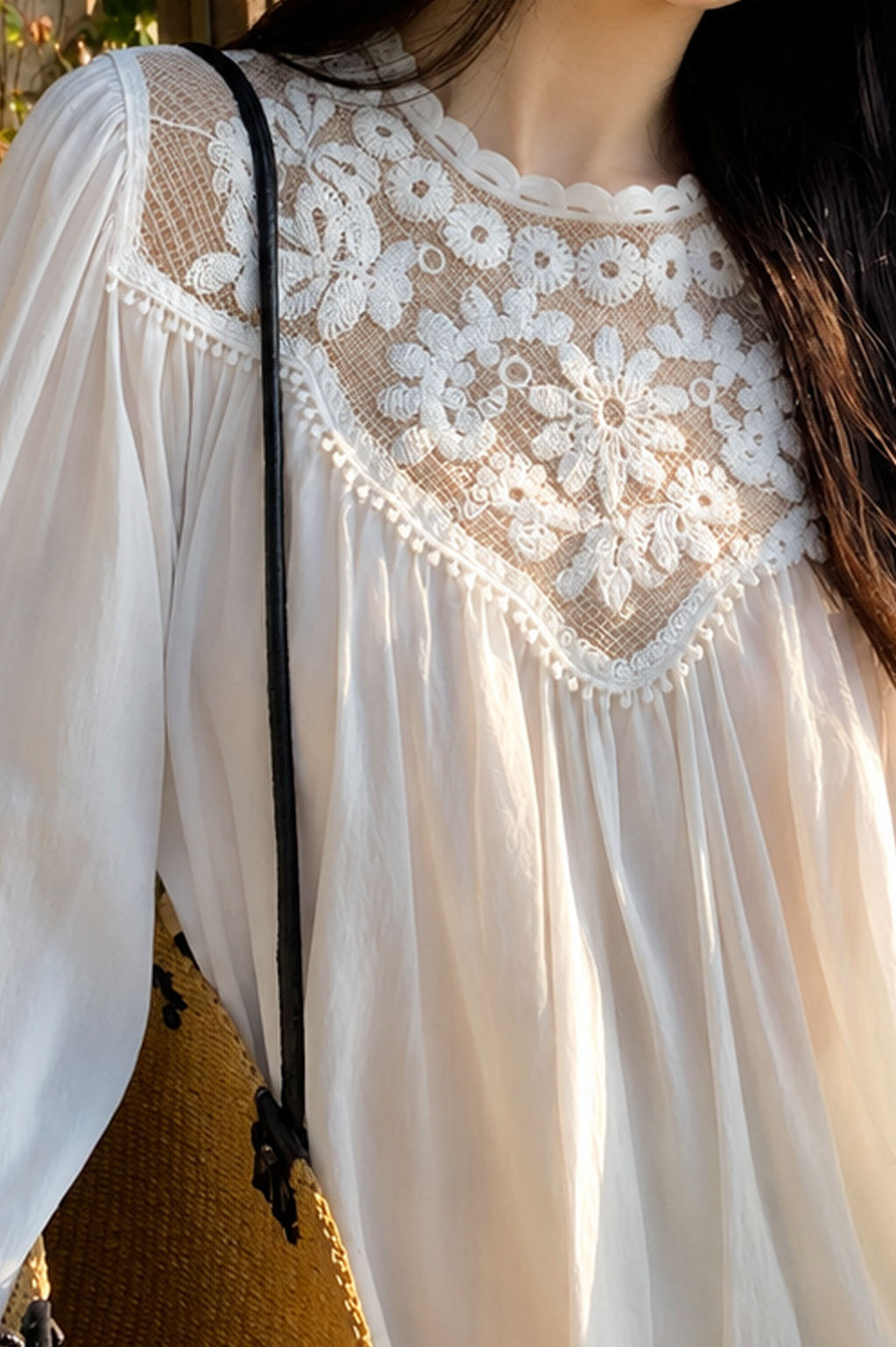 Romantisk spetsblus med transparenta detaljer