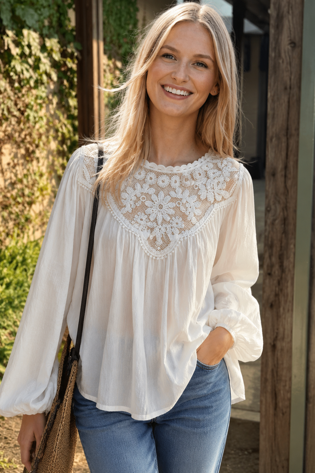 Romantisk spetsblus med transparenta detaljer